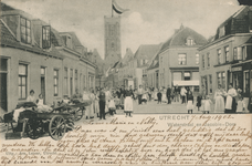 865094 Gezicht in de Waterstraat te Utrecht uit het westen met op de achtergrond de Jacobikerk, waar op de toren een ...